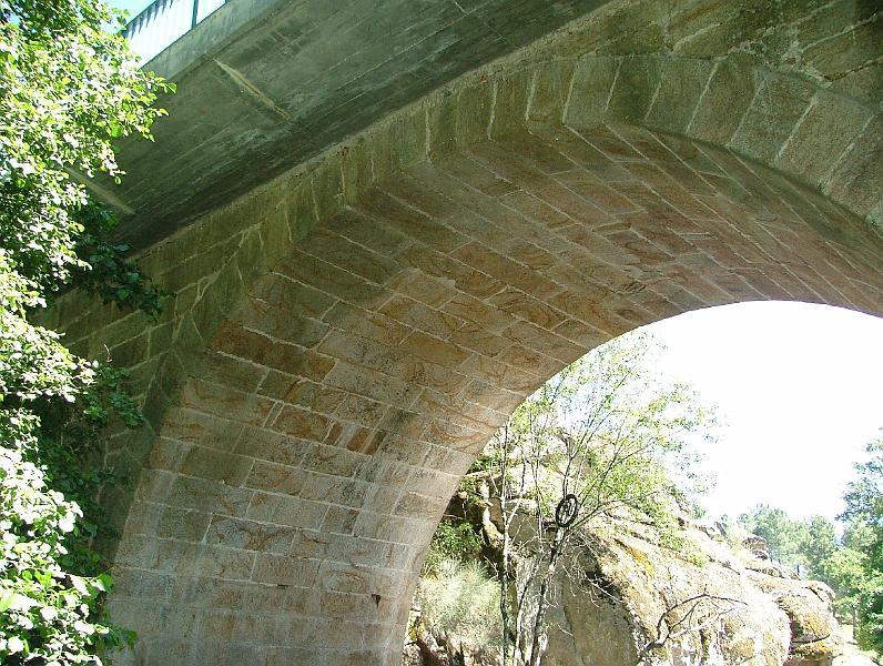 Ponte Romana Sobre o Rio Calvo...JPG